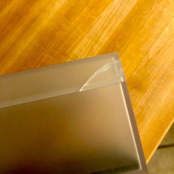 The crack in the DKNY BOX - Picture 6 of 6